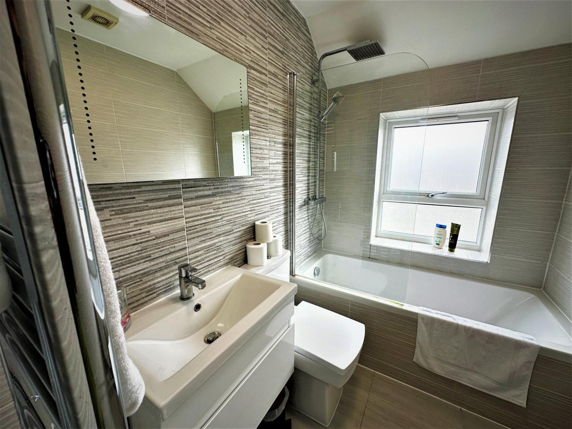 Horizon House, Modern 2-Bedroom Flat 2, Parking, Netflix, Oxford Eksteriør billede